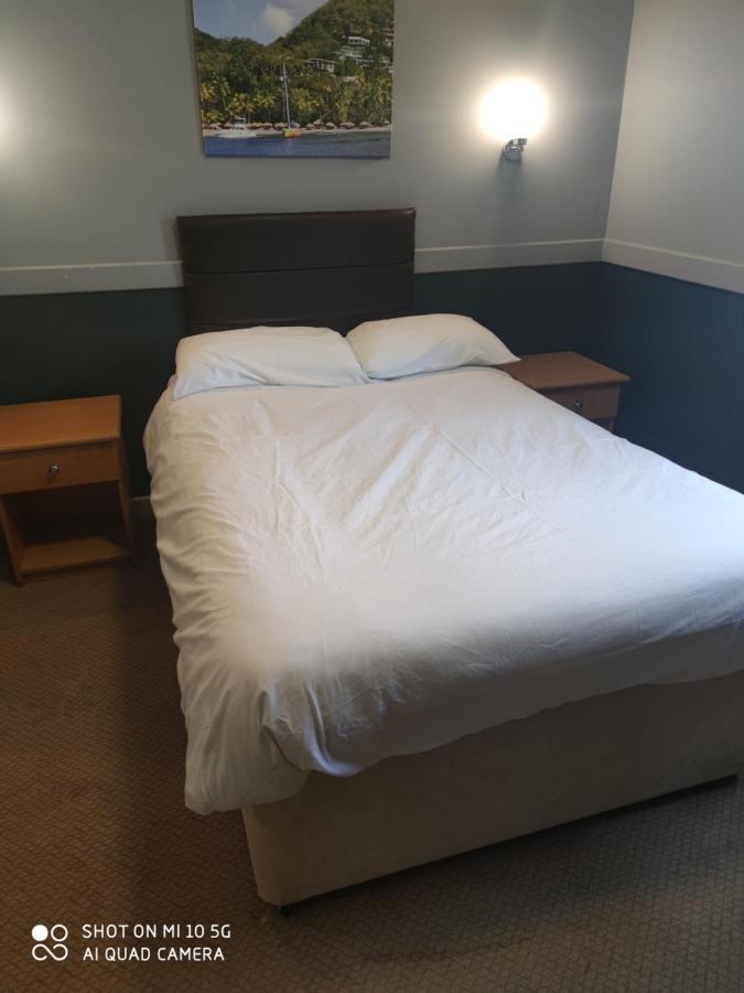 The Rowbarge Hotell Woking Exteriör bild