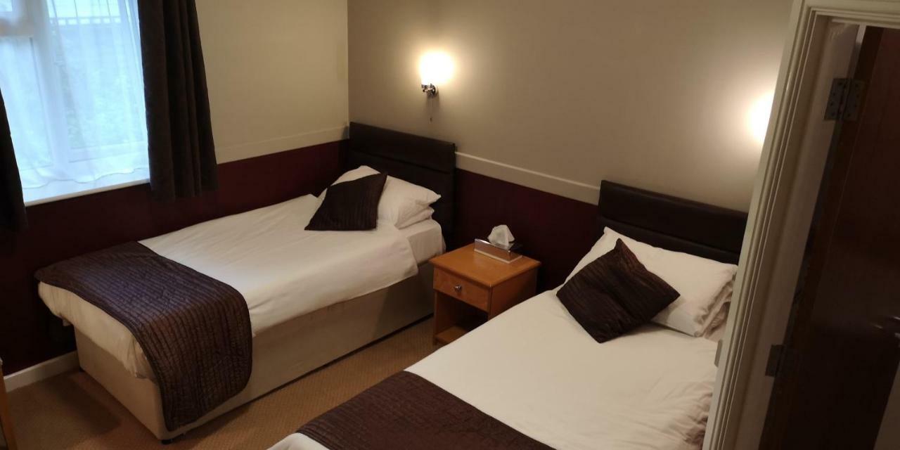 The Rowbarge Hotell Woking Exteriör bild
