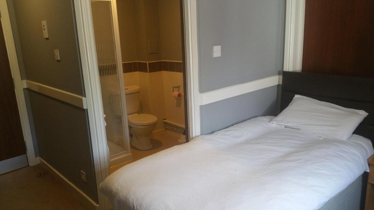 The Rowbarge Hotell Woking Exteriör bild