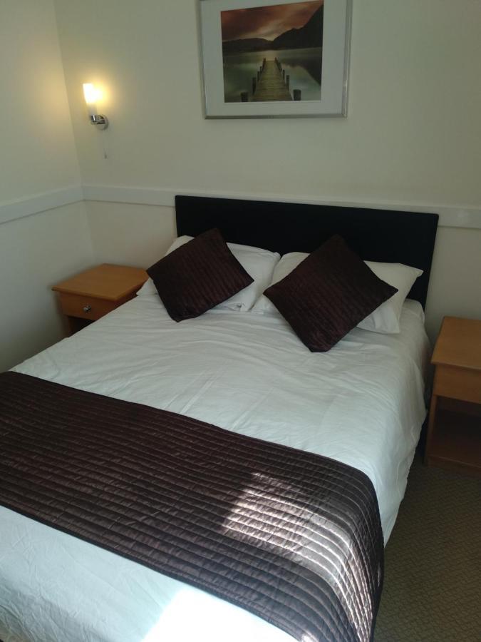 The Rowbarge Hotell Woking Exteriör bild